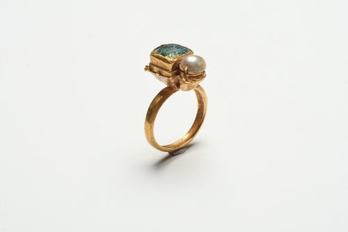 A Gold Ancient Roman Ring with Pearl and Glass